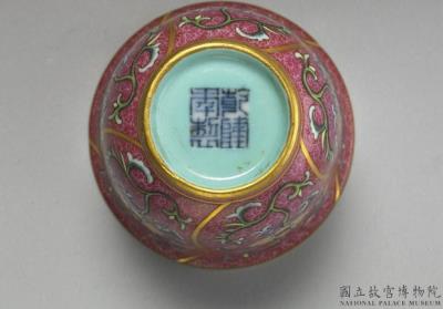 图片[3]-Hollyhock-shaped cup and tray set in yang-ts’ai enamels with incised red ground pattern of flower brocade and Indian lotus décor 1742 (Ch’ien-lung reign)-China Archive